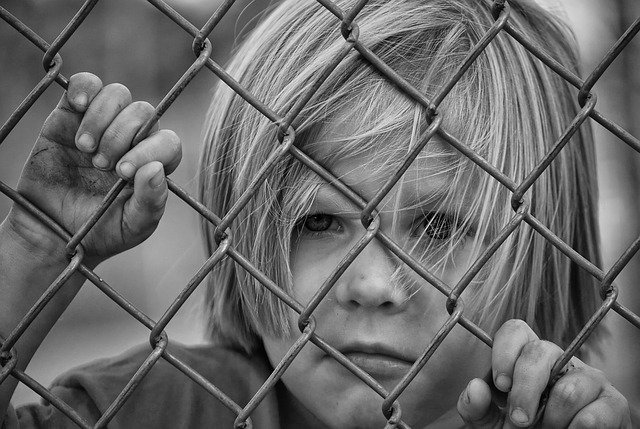 dítě za plotem