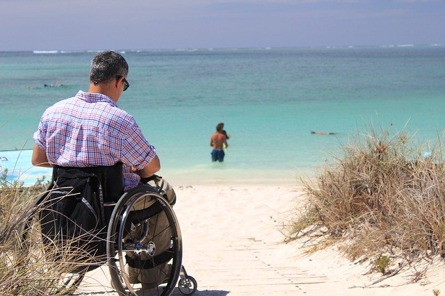 invalidní vozík na pláži